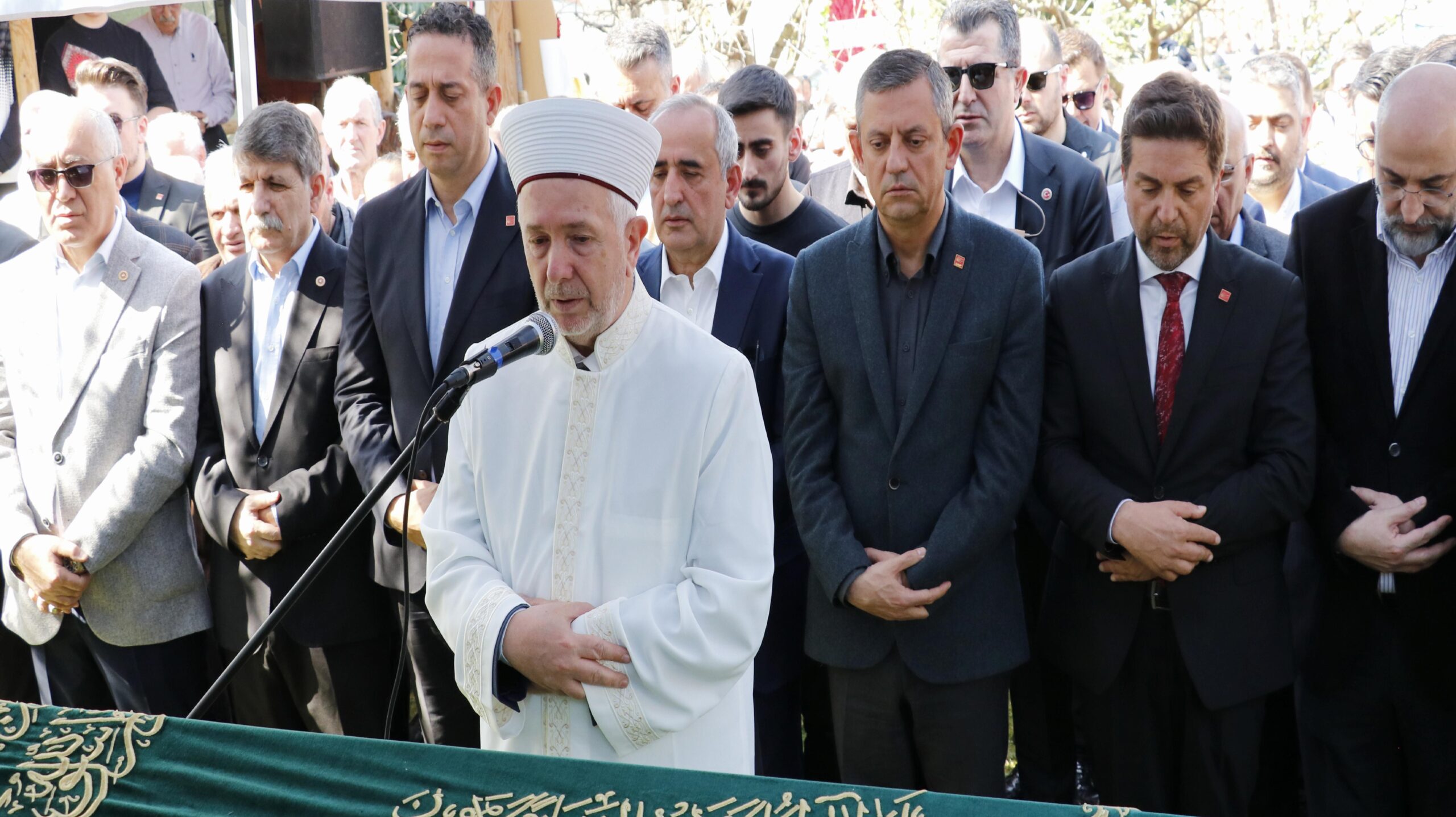 chp-genel-baskani-ozel-kocaelide-cenaze-torenine-katildi-haberi-137R2jis.jpg