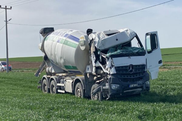 Çorlu’da devrilen beton mikserinin sürücüsü yaralandı haberi