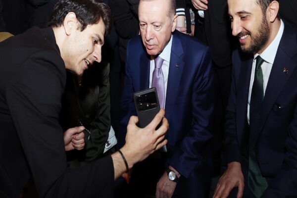 Cumhurbaşkanı Erdoğan, AK Parti İstanbul İl Başkanlığı’nda gençlerle bir araya geldi haberi
