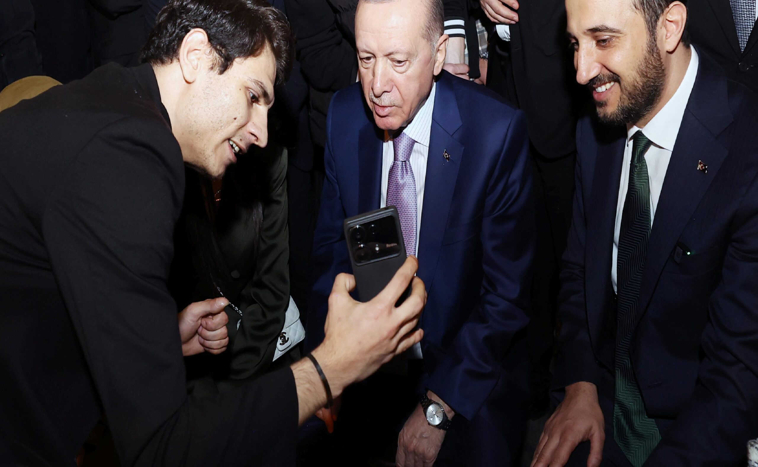 cumhurbaskani-erdogan-ak-parti-istanbul-il-baskanliginda-genclerle-bir-araya-geldi-haberi-5Ythjw9X.jpg