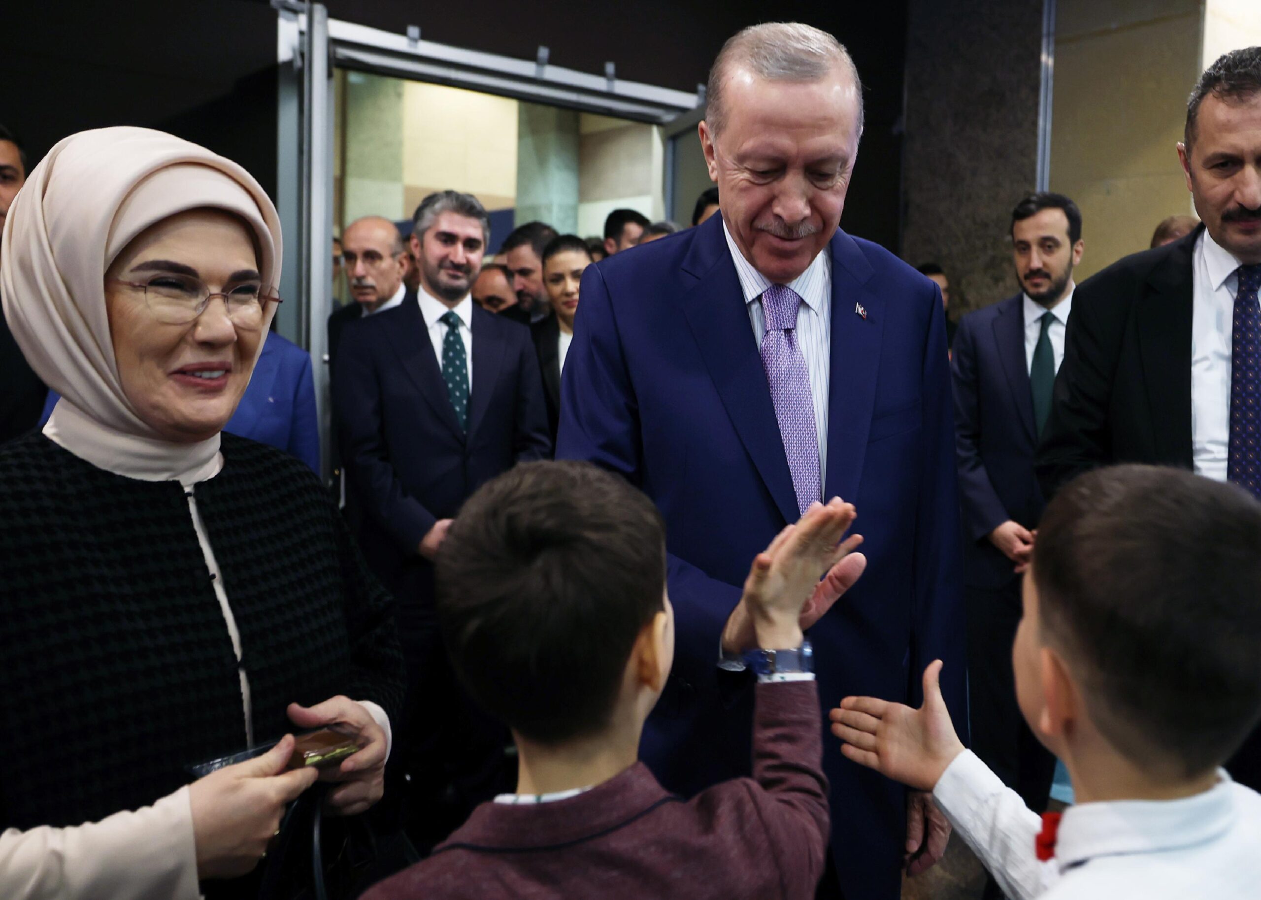 cumhurbaskani-erdogan-devlet-himayesindeki-cocuklarla-iftarda-bir-araya-geldi-haberi-R8RcrEOG.jpg
