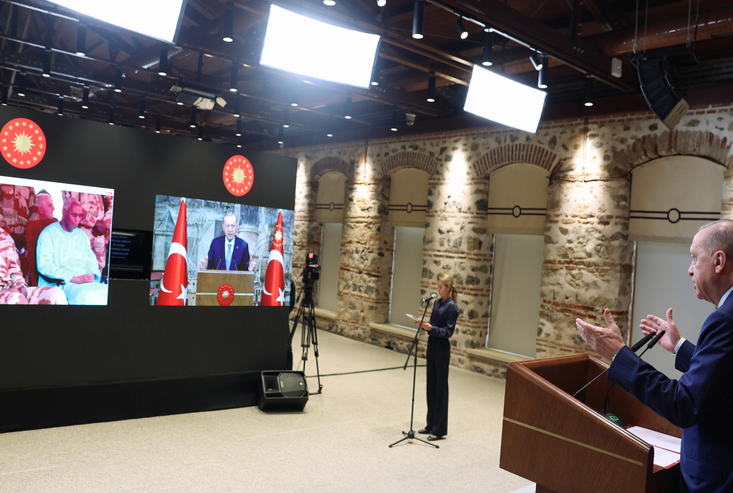 cumhurbaskani-erdogan-ginedeki-recep-tayyip-erdogan-camisinin-acilis-torenine-canli-baglantiyla-katildi-haberi-xkPGxnex.jpg