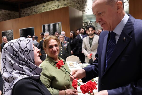 Cumhurbaşkanı Erdoğan, şehit aileleriyle iftar programında bir araya geldi: (2) haberi