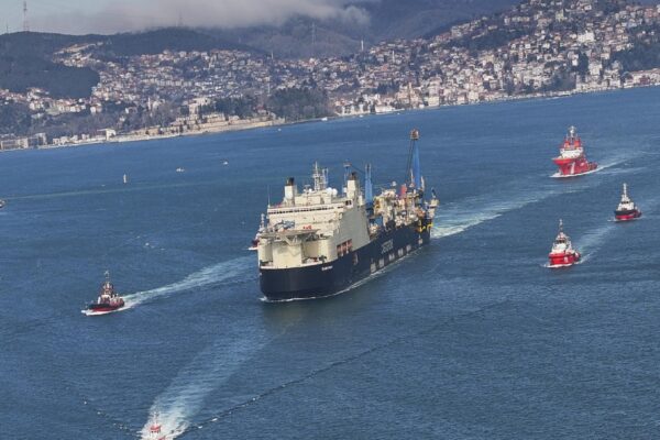 Derin denizde boru indirme gemisi “Castorone” İstanbul Boğazı’ndan geçti haberi