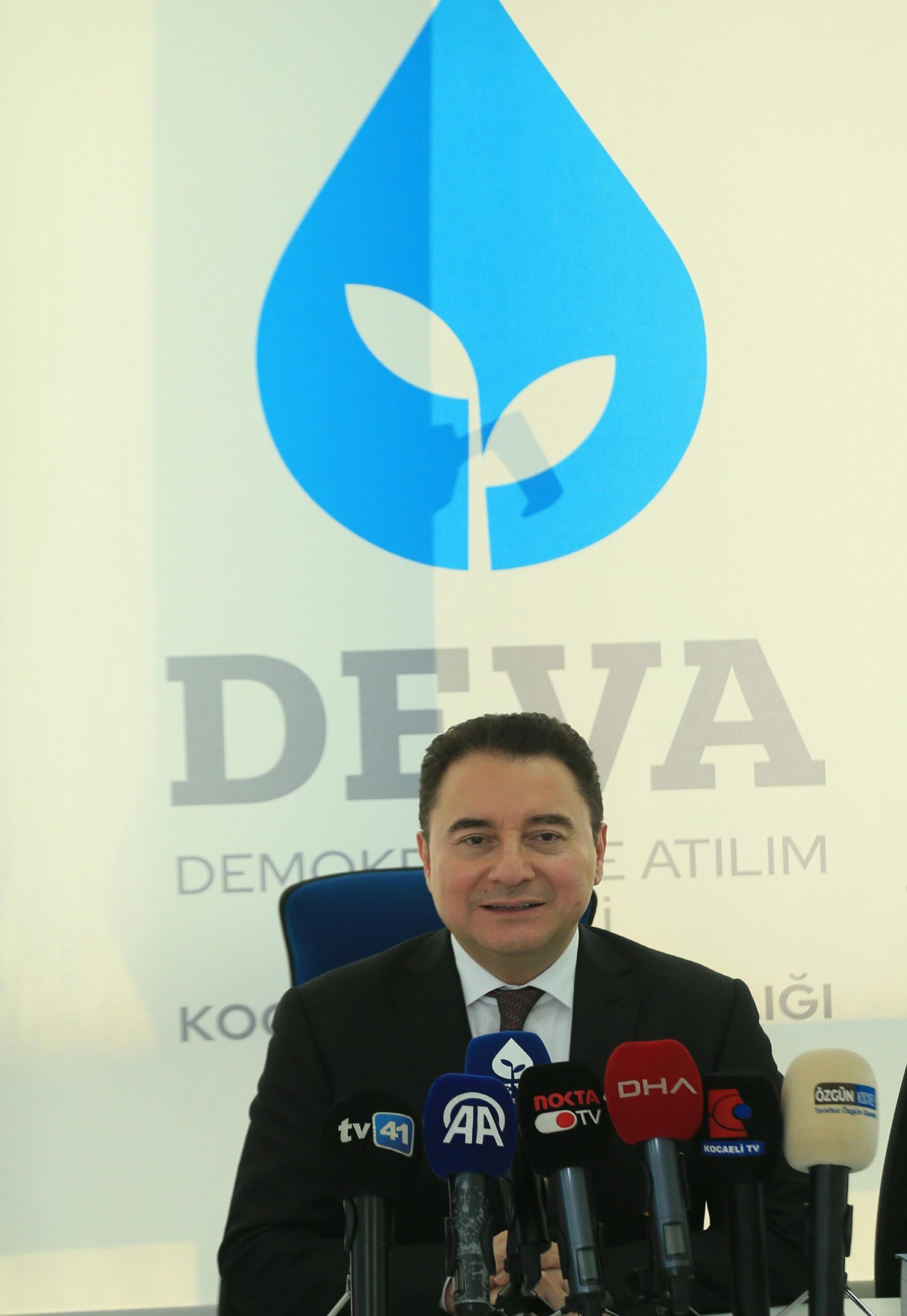 deva-partisi-genel-baskani-babacan-kocaelide-basin-mensuplariyla-bulustu-haberi-HNSP8Uud.jpg