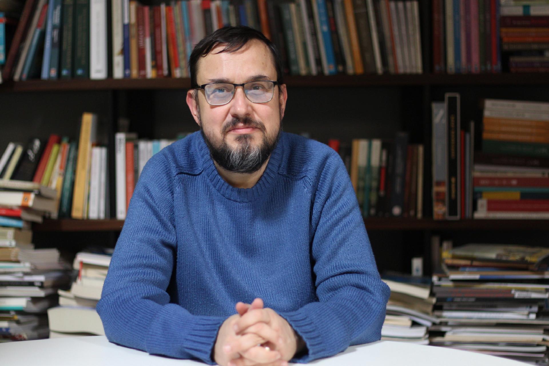 dosya-haberyedi-iklim-dort-kosede-turkcenin-seruveni-yazar-suavi-kemal-yazgic-oguz-atayin-nIR97md2.jpg