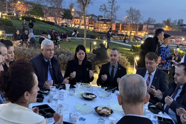 Edirne Belediyesince iftar programı düzenledi haberi