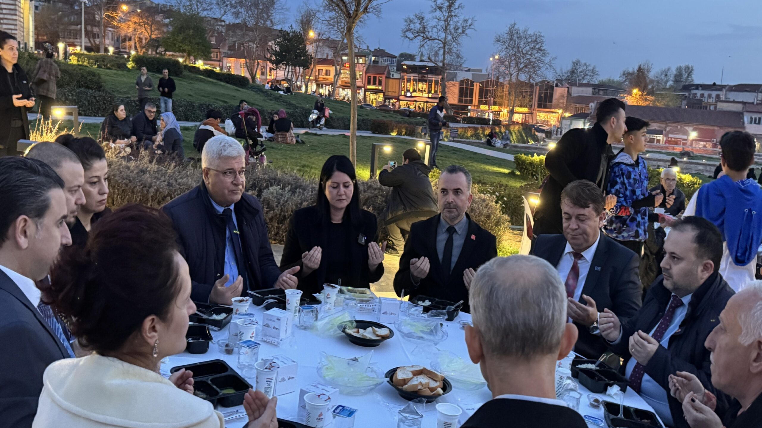 edirne-belediyesince-iftar-programi-duzenledi-haberi-vFQt5jZr.jpg