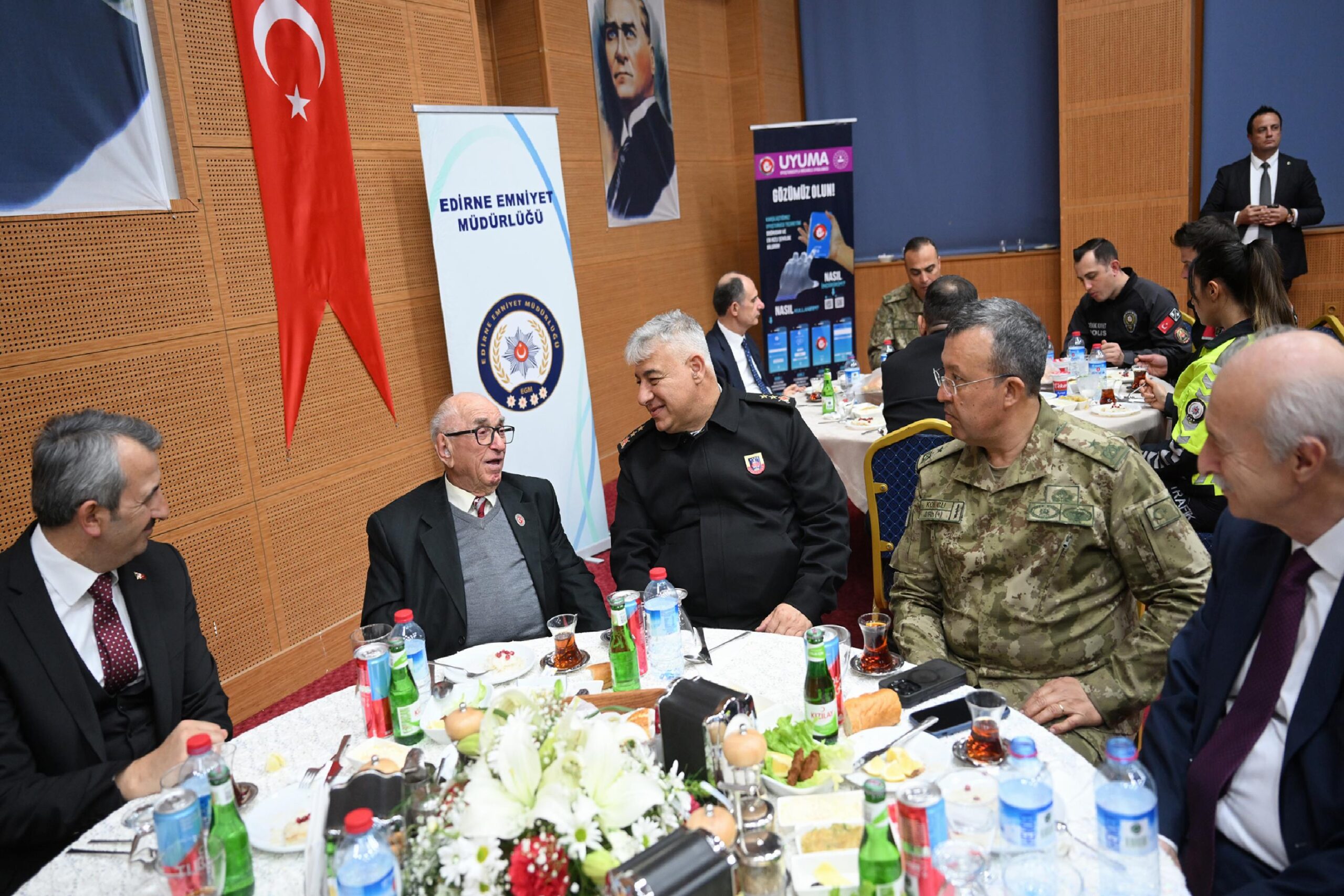 edirne-emniyet-mudurlugunde-iftar-programi-duzenlendi-haberi-4cAVP8rR.jpg