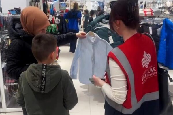 Edirne Vakıflar Bölge Müdürlüğünden ihtiyaç sahibi çocuklara bayramlık kıyafet yardımı haberi
