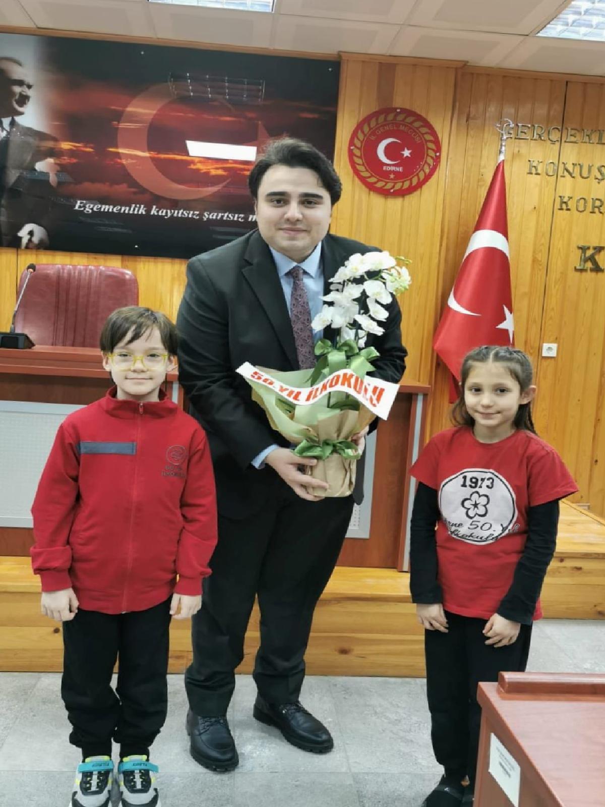 edirne-vali-yardimcisi-ve-il-ozel-idaresi-genel-sekreteri-cigerci-ilkokul-ogrencileriyle-bulustu-haberi-rSZVaj9b.jpg