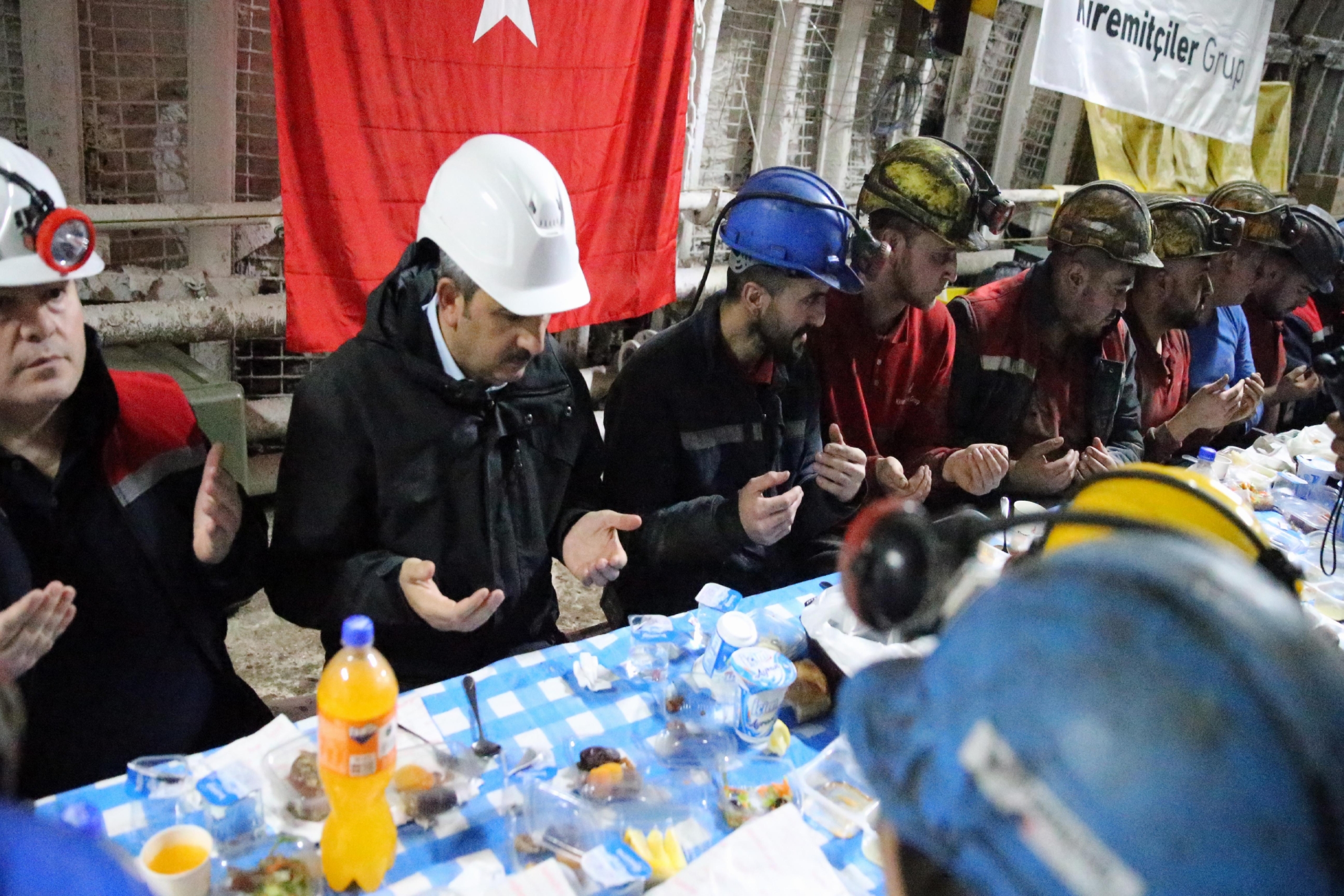 edirne-valisi-sezer-madencilerle-iftar-yapti-haberi-CJzm3Ayc.jpg