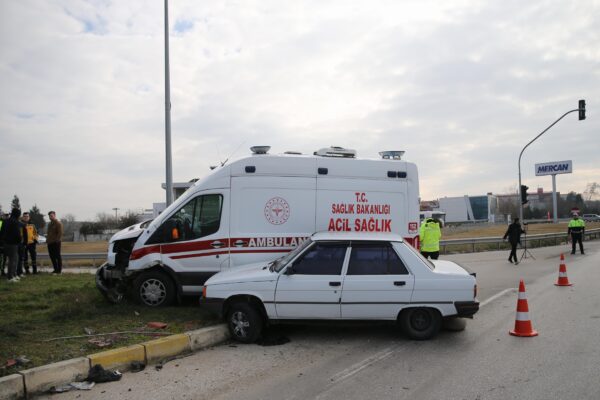 Edirne’de ambulansla otomobilin çarpıştığı kazada 2 kişi yaralandı haberi