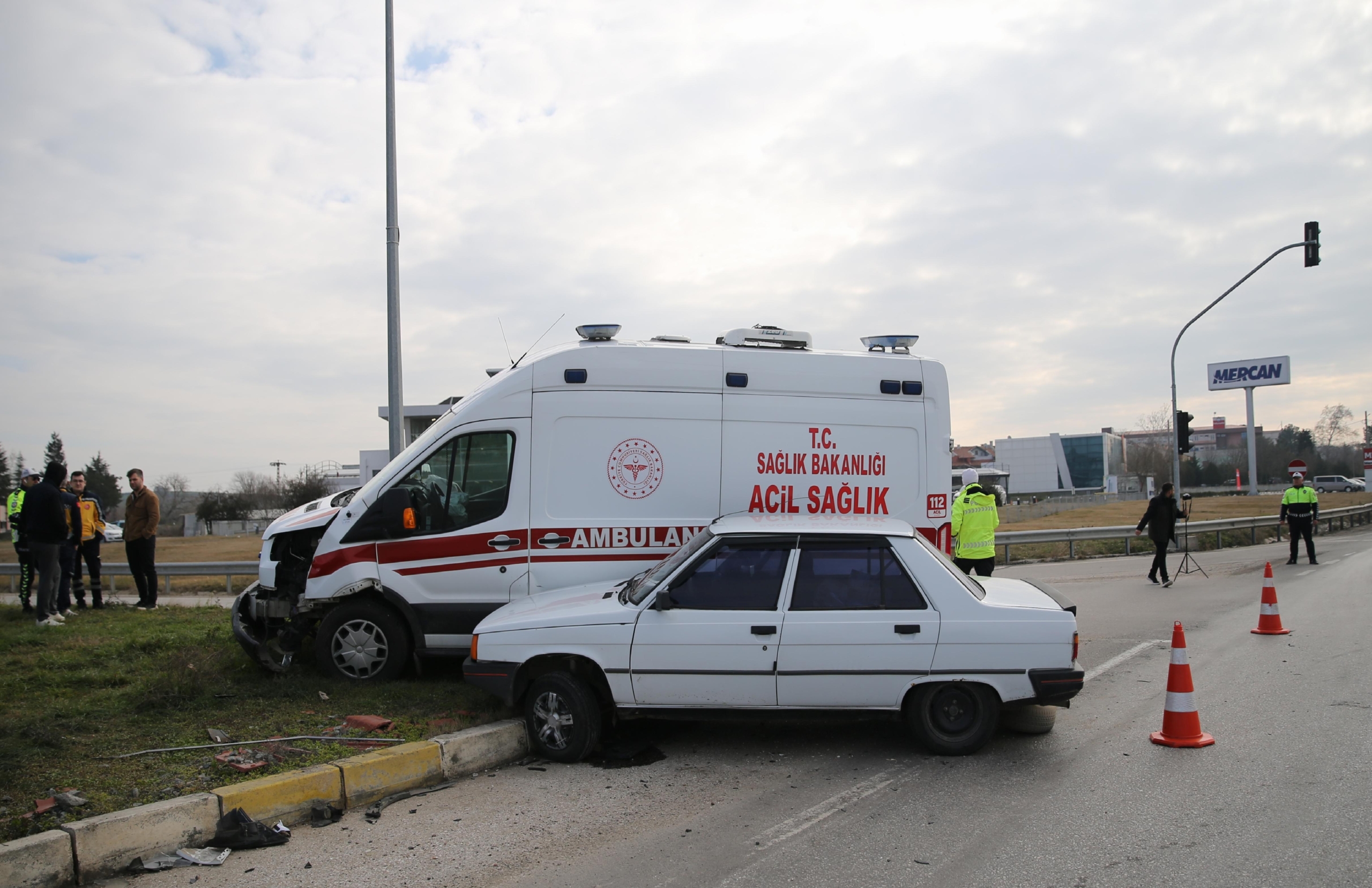 edirnede-ambulansla-otomobilin-carpistigi-kazada-2-kisi-yaralandi-haberi-nzZ6RL6f.jpg
