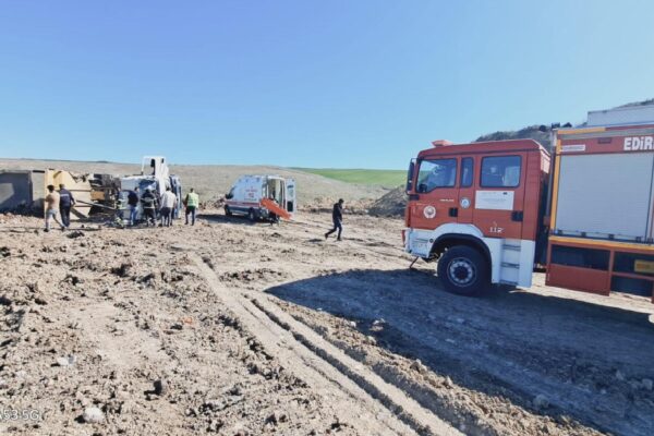 Edirne’de devrilen kamyonun sürücüsü yaralandı haberi