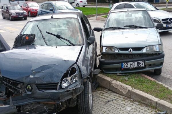 Edirne’de iki otomobilin çarpıştığı trafik kazası güvenlik kamerasında haberi