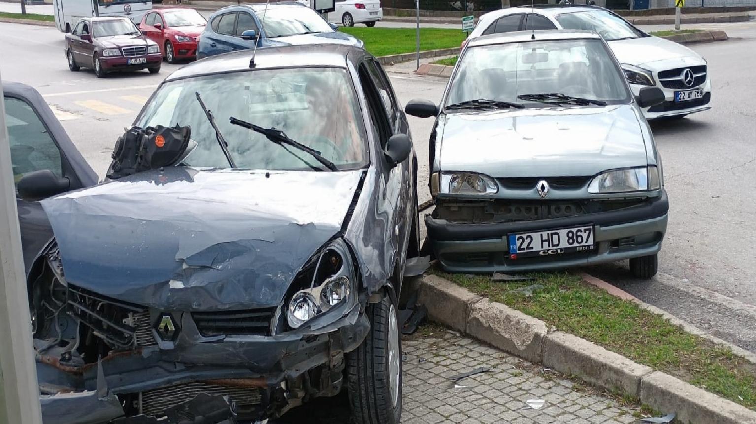 edirnede-iki-otomobilin-carpistigi-trafik-kazasi-guvenlik-kamerasinda-haberi-dFFwGp9T.jpg