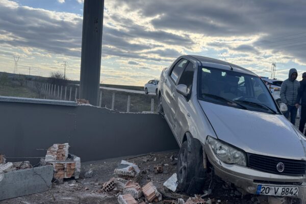 Edirne’de iş yerinin duvarına çarpan otomobilin sürücüsü yaralandı haberi
