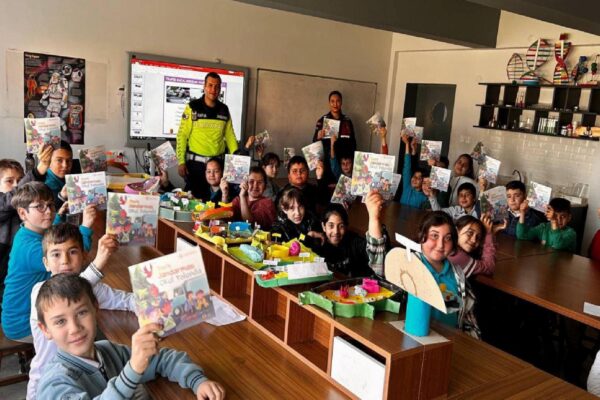 Edirne’de jandarma ve polis öğrencilere trafik eğitimi verdi haberi