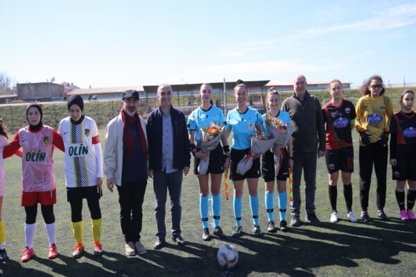 Edirne’de kadın futbol maçı öncesi hakem ekibi ve oyunculara çiçek hediye edildi haberi