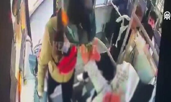 Edirne’de motokurye ve minibüs şoförünün kavgası araç kamerasına yansıdı haberi