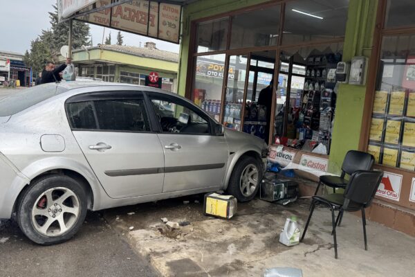 Edirne’de otomobilin iş yerine girme anı güvenlik kamerasında haberi