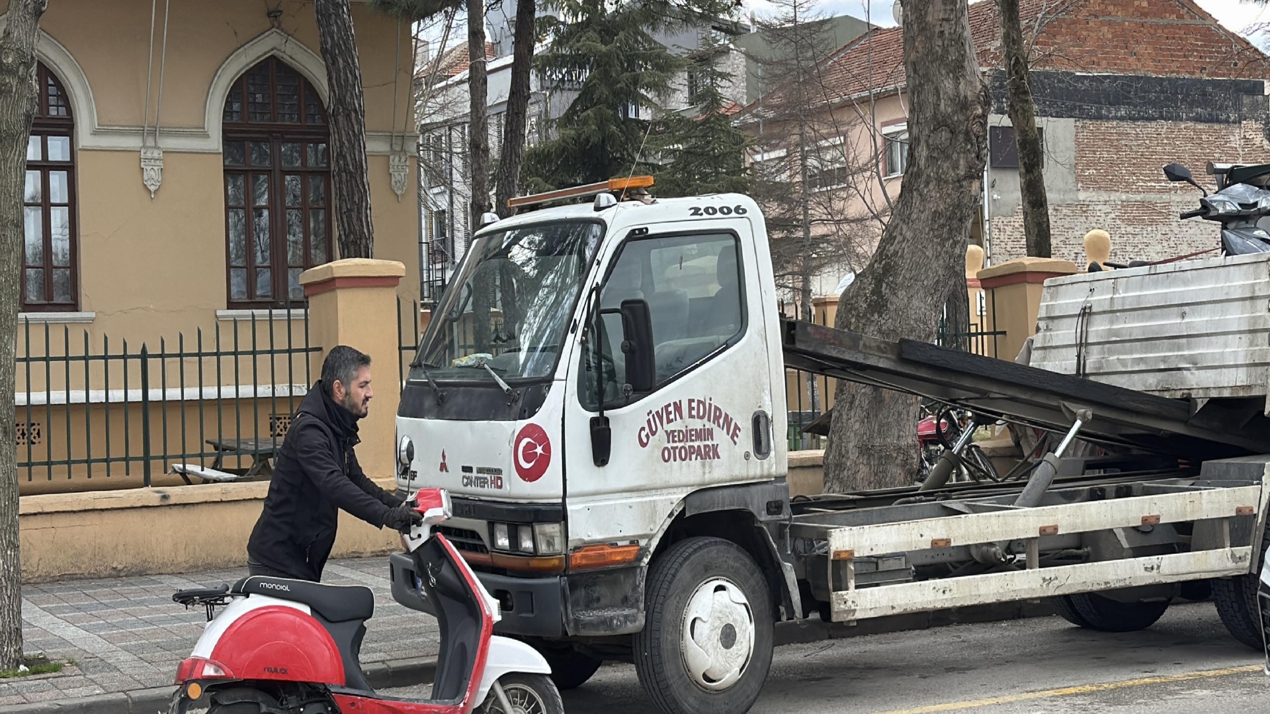 edirnede-sahte-plakali-motosikletin-surucusune-46-bin-302-lira-ceza-uygulandi-haberi-LwZSusG9.jpg