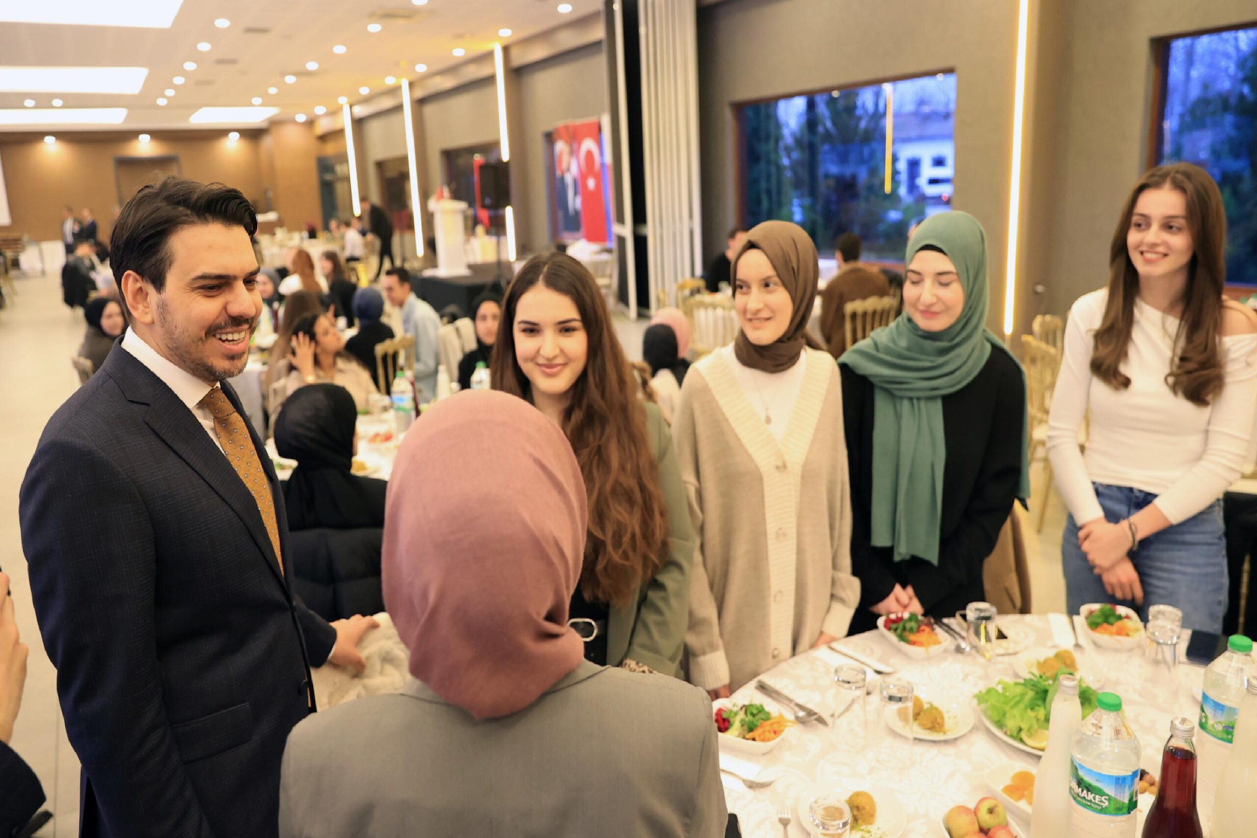 edirnede-uluslararasi-ogrenciler-iftarda-bir-araya-geldi-haberi-ZsnivttP.jpg