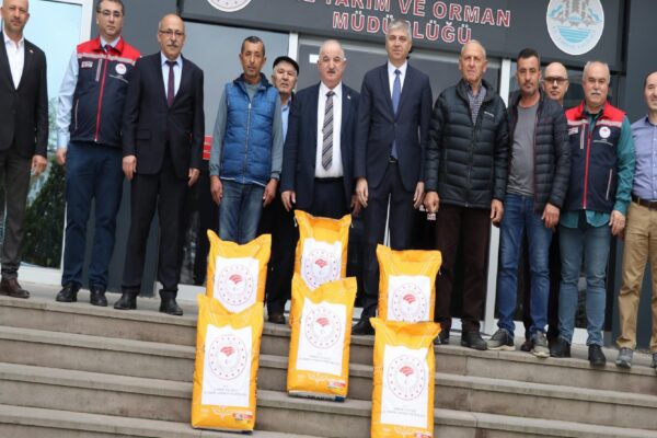 Edirne’de üreticilere yüzde 75 hibeli yerli hibrit ayçiçeği tohumu dağıtıldı haberi