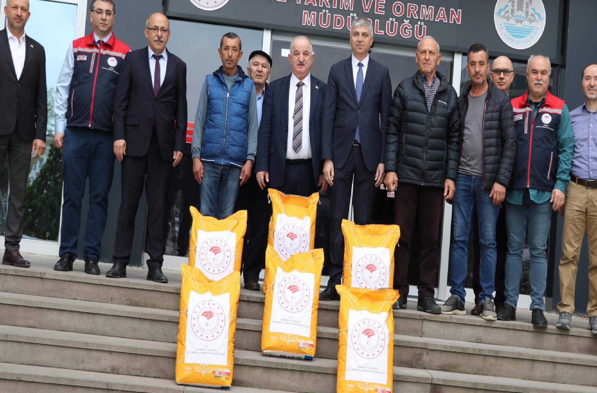 edirnede-ureticilere-yuzde-75-hibeli-yerli-hibrit-aycicegi-tohumu-dagitildi-haberi-PbANj7WL.jpg