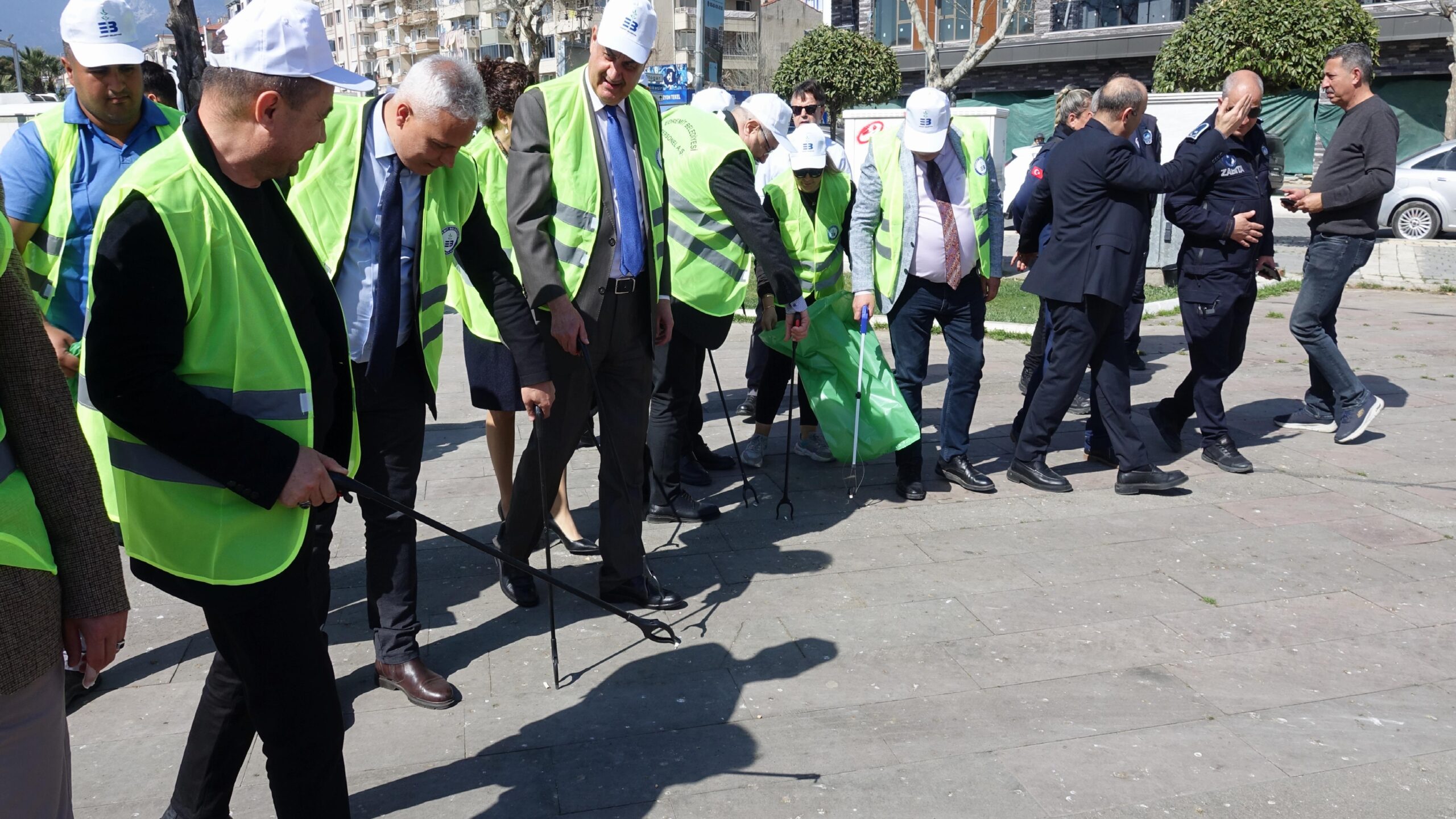 edremitte-izmarit-toplama-kampanyasi-baslatildi-haberi-Ds7tBUXc.jpg