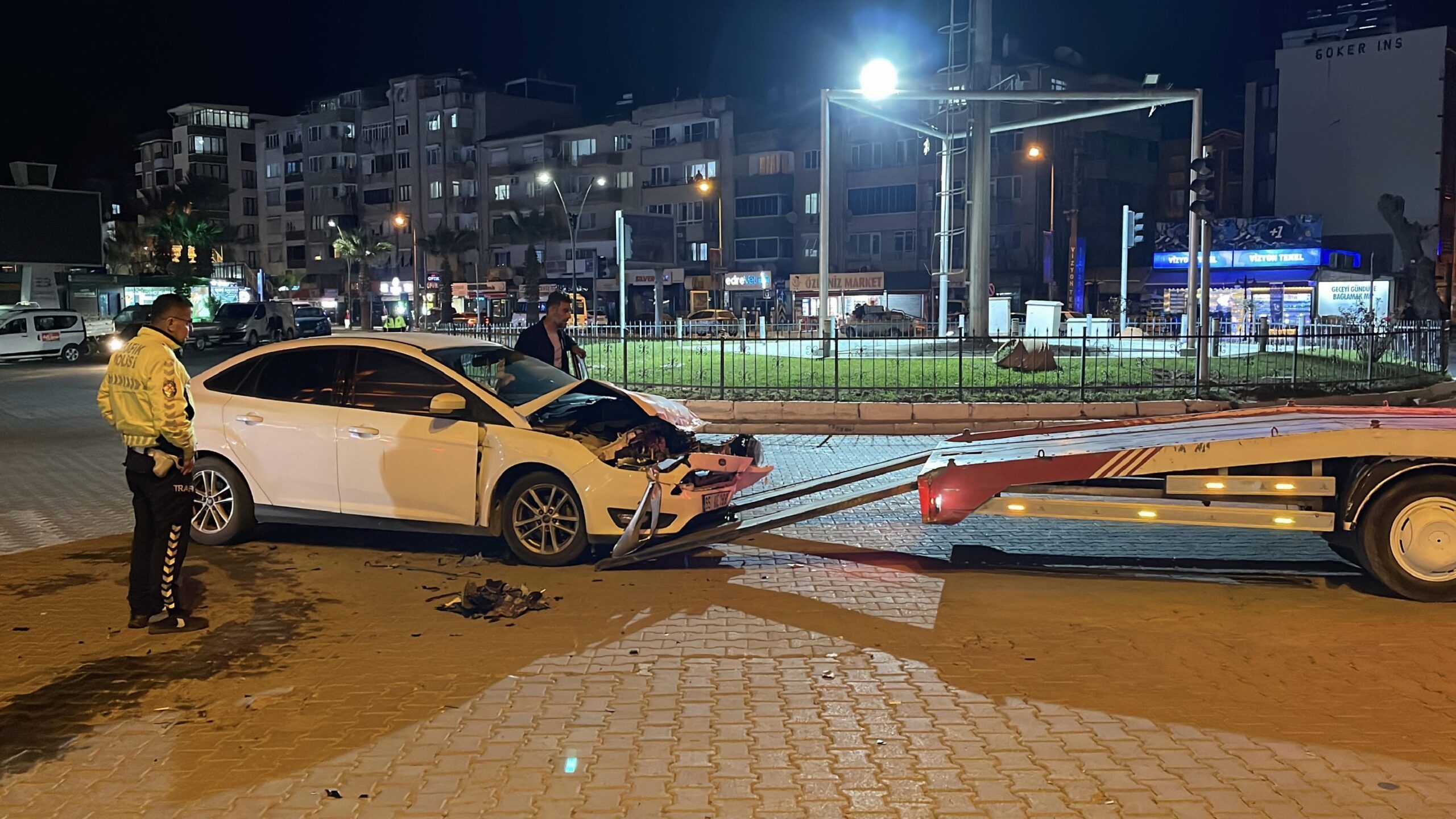edremitte-kamyonetle-otomobilin-carpistigi-kazada-1-kisi-yaralandi-haberi-5bTkBLxy.jpg