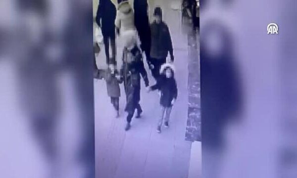 Esenler’de yankesicilik yöntemiyle cep telefonu çalan 2 şüpheli tutuklandı haberi