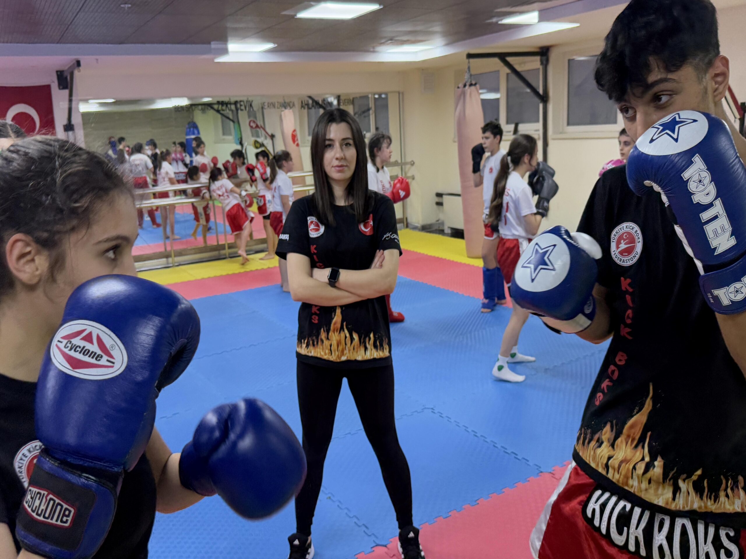 eski-milli-kick-bokscu-gelecegin-sampiyonlarini-yetistiriyor-haberi-syYjKcUk.jpg
