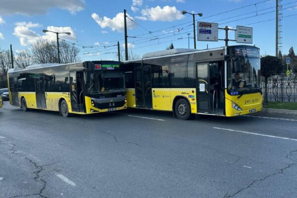Fatih’te 2 İETT otobüsünün çarpışması ulaşımı aksattı haberi