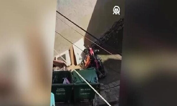 Fatih’te çöp kenarına bırakılan motosikletin yakılması kamerada haberi