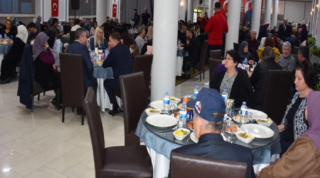 gelibolu-belediyesinden-sehit-ailelerine-iftar-yemegi-haberi-id6ilIXX.jpg