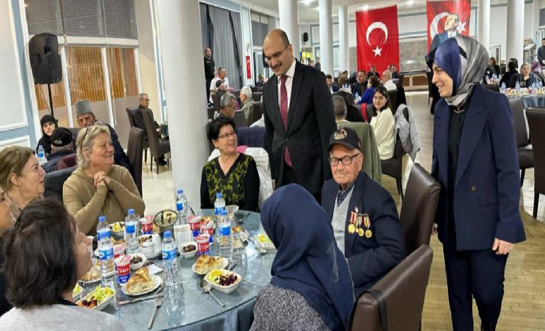 gelibolu-kaymakami-abaci-sehit-aileleri-ve-gazilerle-iftar-yapti-haberi-9K7IJxqk.jpg