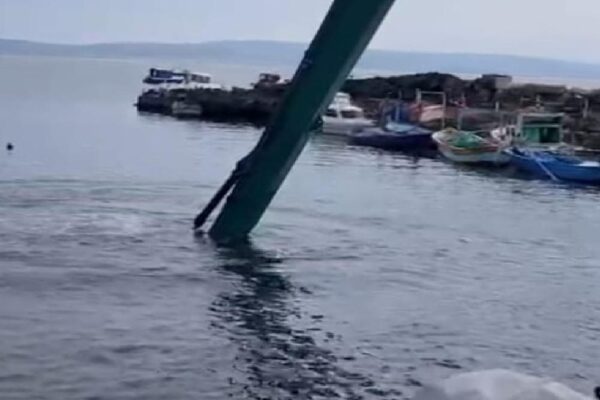 Gelibolu’da balıkçı teknelerinin bulunduğu liman temizlendi haberi