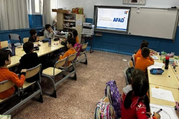 Gelibolu’daki öğrencilere deprem eğitimi ve tatbikatı haberi