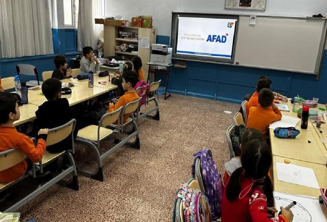 geliboludaki-ogrencilere-deprem-egitimi-ve-tatbikati-haberi-p56fANOe.jpg