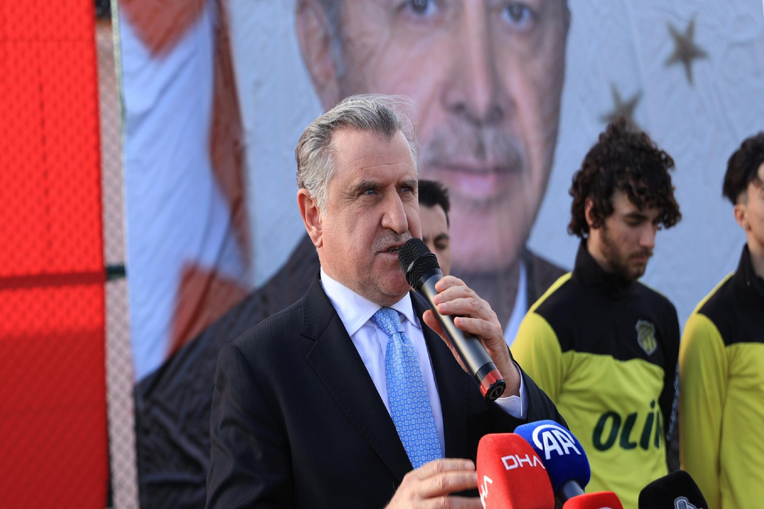 genclik-ve-spor-bakani-bak-edirnede-iftarda-genclerle-bulustu-haberi-MKzRI91x.jpg