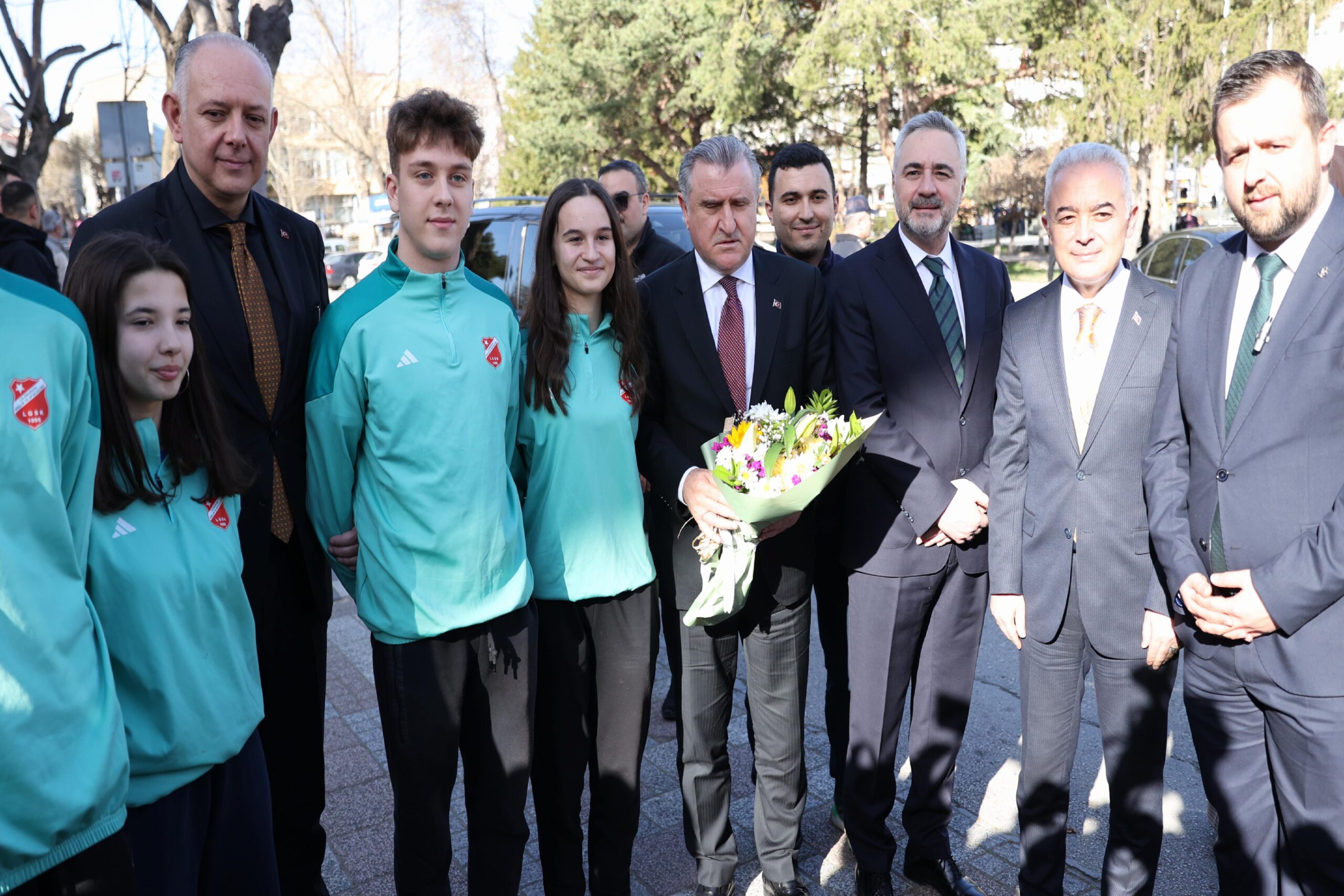 genclik-ve-spor-bakani-bak-kirklarelinde-roman-vatandaslarla-iftar-yapti-haberi-3WtThtkL.jpg