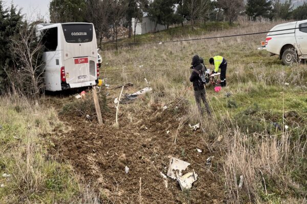 Çanakkale’de yoldan çıkıp boş araziye giren tur otobüsündeki 40 kişi yaralandı haberi