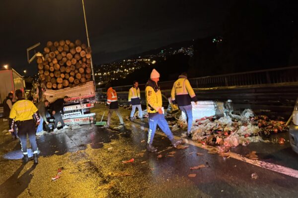 GÜNCELLEME – Anadolu Otoyolu’nun Kocaeli kesiminde zincirleme kaza nedeniyle kapanan yol yeniden ulaşıma açıldı haberi