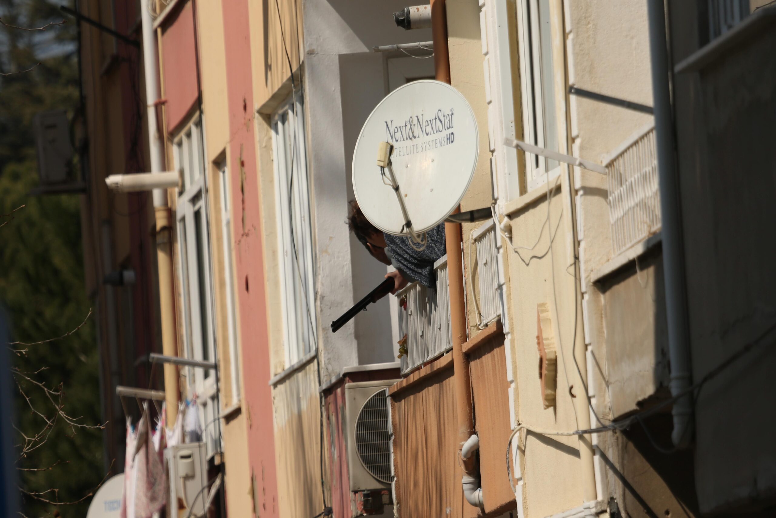 guncelleme-canakkalede-tufekle-ciktigi-balkondan-sokaktaki-kisiyi-vuran-zanli-polis-tarafindan-etkisiz-hale-g3gOzpix.jpg