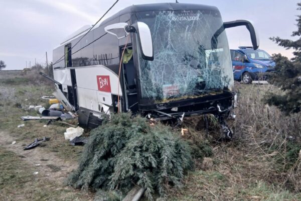 Çanakkale’de yoldan çıkıp boş araziye giren tur otobüsündeki 37 kişi yaralandı haberi