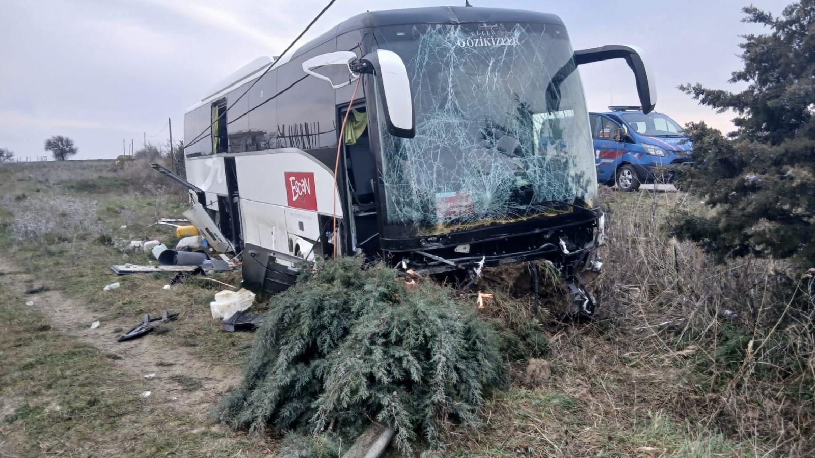 guncelleme-canakkalede-yoldan-cikip-bos-araziye-giren-tur-otobusundeki-37-kisi-yaralandi-haberi-p5iDIShP.jpg