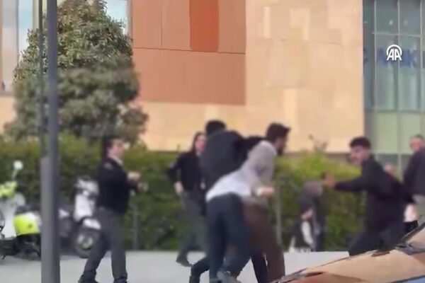 Maltepe’de kendilerini şikayet eden kişiye bıçakla saldıran 2 zanlıdan biri tutuklandı haberi
