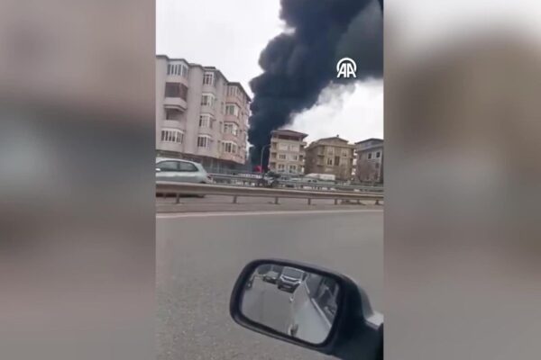 GÜNCELLEME – Pendik’te bir depoda çıkan yangın söndürüldü haberi